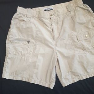 Columbia khaki cargo/hiking shorts size large
